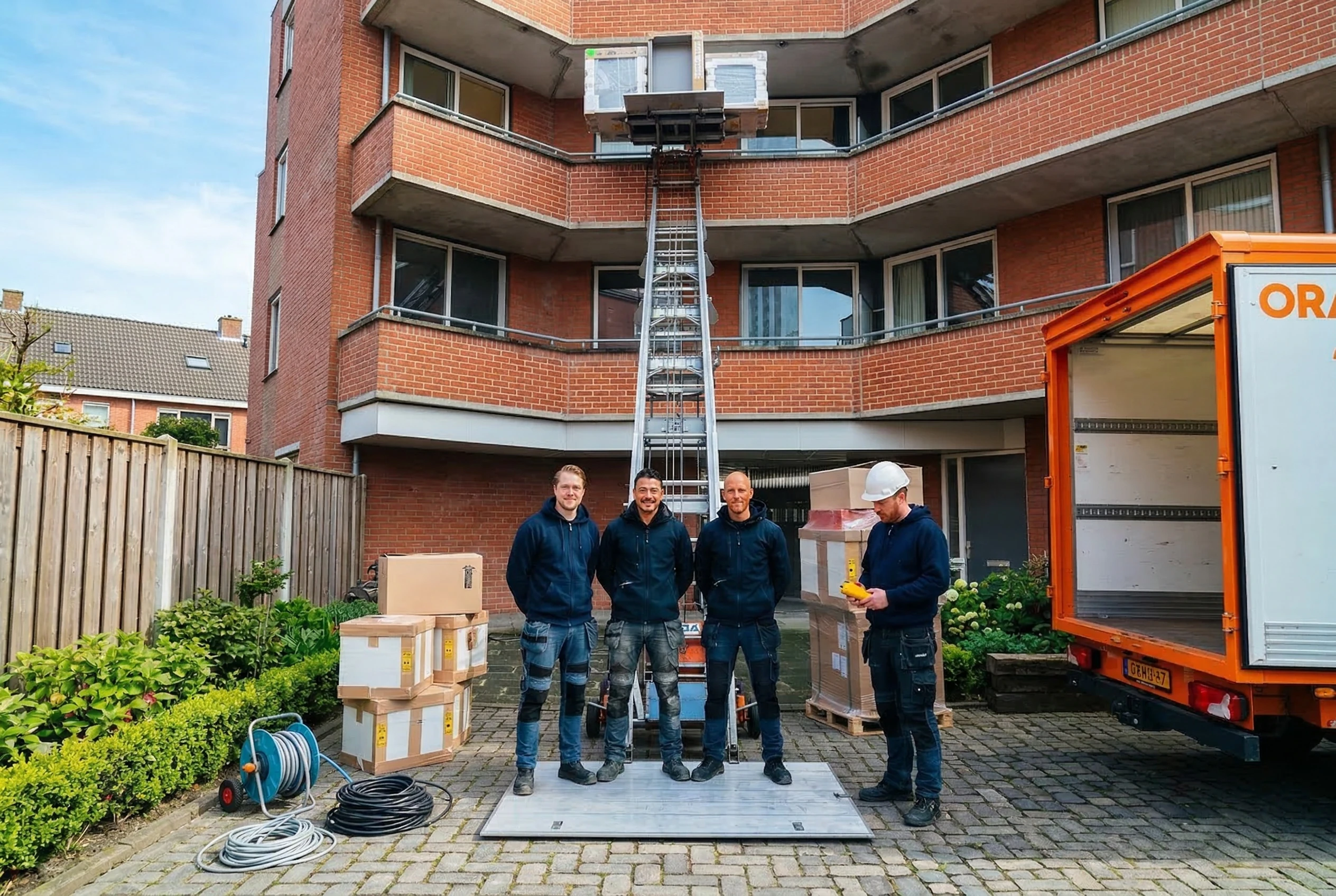 Verhuisteam aan het werk met gedalift bij appartement in Den Bosch