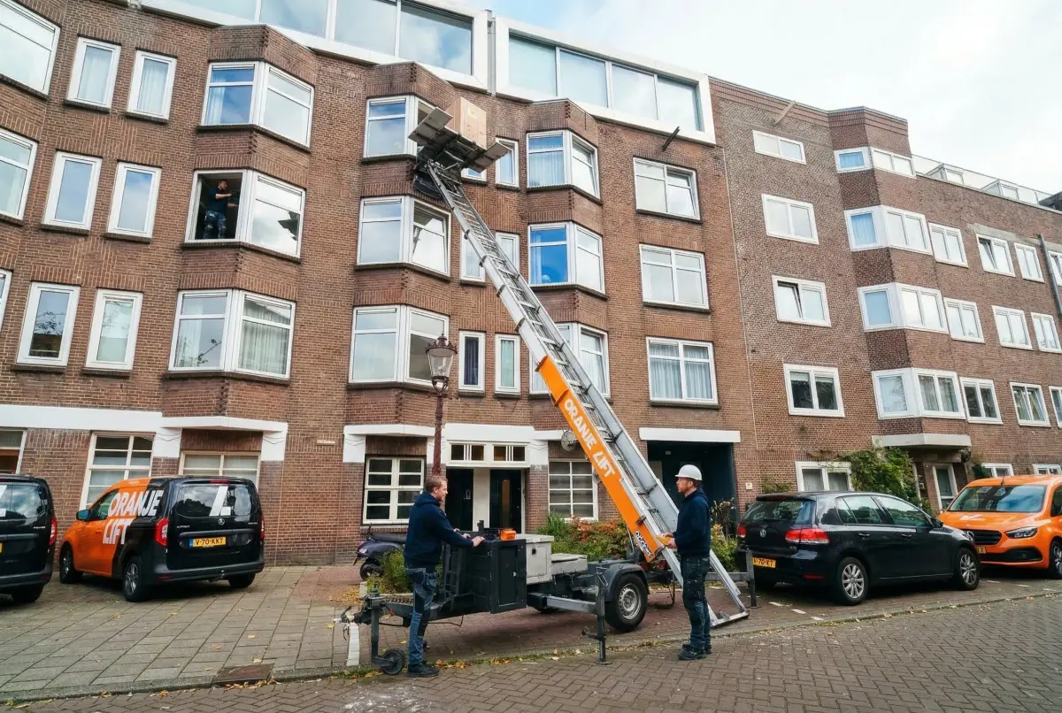 Verhuislift in actie in Den Bosch